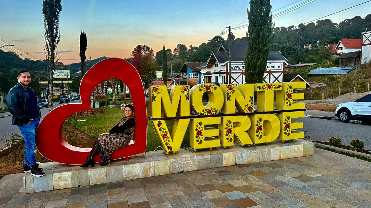 Casal no letreiro de Monte Verde